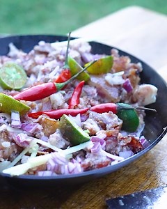 14K views · 510 reactions | It's the weekend, so it's time to bring out the sisig whether you're going to hang out with friends or binge your favorite TV show. Try this one from Erwan! Ingredients: ½ pc pork mask/face, cleaned well and rubbed with rock salt 2 tbsp whole peppercorns 2 inch pc ginger, smashed ¼ cup vinegar 4 pc bay leaves Finishing: 3 tbsp Sukang tuba salt & pepper 1 inch pc ginger, sliced into sticks 1 pc red onion, chopped | FEATR | Facebook