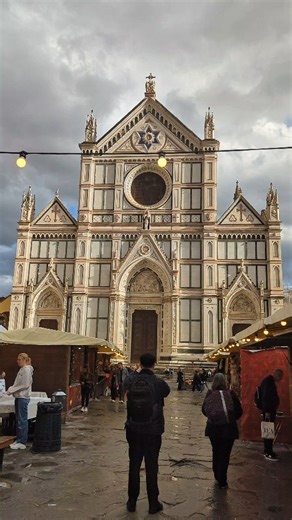 Quando si avvicina il Natale c’è un rito che molti viaggiatori aspettano con impazienza, perdersi tra i mercatini sparsi in Italia e nel mondo. Dalla Germania alla Svizzera, da New York all’Oriente, c’è chi costruisce veri e propri pellegrinaggi natalizi seguendo luci, profumi e atmosfere che solo questo periodo sa regalare. Quest’anno anche CNN Travel ha stilato una lista dei mercatini più belli al mondo e, tra le mete selezionate, non poteva mancare il mercatino di Piazza Santa Croce a Firenze