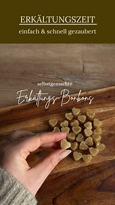Erkältungs-Bonbons aus purer Pflanzenpower. 🍬🌿 Ingwer für Wärme & Immunkick - dazu meine drei Lieblingskräuter: Salbei, Thymian & Kamille für Hals, Atemwege und innere Ruhe. Du brauchst dafür: ✨ 1 Stück Ingwer (ca. 30–40 g) ✨ 1 EL getrockneten Salbei ✨ 1 EL Thymian ✨ 1 EL Kamille ✨ 1 Tasse Wasser ✨ 1 Tasse Rohrohrzucker (oder Birkenzucker) 🍯 Optional 4 EL Honig 🍋 optional Saft einer Zitrone Ingwer & Kräuter zusammen für 15 Minuten köcheln lassen, abseihen und dann mit dem Zucker erneut aufko