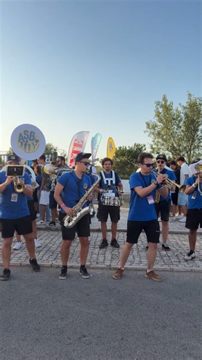 Sing-along com AlmaDa Street Band: "Sweet Dreams (Are Made of This)", Eurythmics 🎺 Gostaste? Queres outra música assim do género? Deixa o teu comentário 🎶 #almadastreetband #streetmusic #animacaorua #musicaaovivo #asb | AlmaDa Street Band