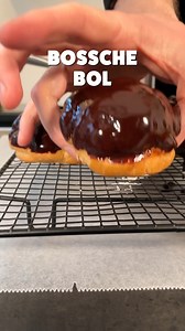 Met wie wil jij een Bossche Bol eten? 😍 Het recept komt regelrecht van een meesterpatissier uit s'Hertogenbosch. En, ja we zijn het met jullie eens. Die van Jan de Groot zijn het allerlekkerst. 😍 Toch zelf maken? Dit superlekkere recept voor Bossche Bollen staat in ons kookboek 'Echt kei lekker!’ - dit leuke kookboek haal je in huis via deze link: sterkindekeuken.nl/echt-kei-lekker/ ✨ #bakken #shertogenbosch #chocolade #taart #gebak | Sterkindekeuken.nl