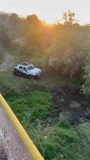 ⚠️ Continúa el despliegue de la Guardia Civil en la carretera Zamora–Jiquilpan, a la altura de Tangamandapio. Autoridades trabajan para liberar la circulación bajo supervisión del secretario José Antonio Cruz Medina y mandos operativos estatales. #Michoacán #Tangamandapio #SeguridadRegional #Carreteras #Alerta