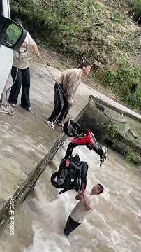 Two kind-hearted people rescued a man who fell off a bridge and was swept away by the rushing river.