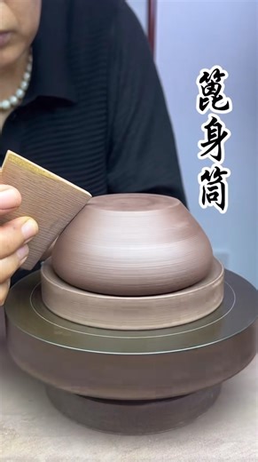 Is this the century-old classic？ The Jingzhou Shi Piao Teapot The teapot features a trapezoidal body with soft, flowing curves. A bridge-shaped knob rests on the flat lid, complemented by a straight spout and a handle in an inverted triangular form, which harmonizes with the body to create a balanced visual effect. The overall shape is vivid and elegant in style. #TeapotArt #CeramicMasterpiece #JingzhouShiPiao #TeaCulture #ChineseArtisan #PorcelainArt #TeaLover #ClassicDesign #TeaTime #Pottery #