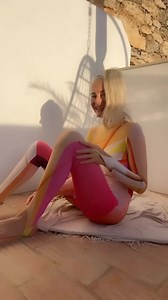 If u want to learn cool contortion knots like this one, sign up for my 3$ contortion Tier on my Patreon. Lessons start this month and include recordings and live teachings, it’ll develop as we go along and see what’s needed. I’m available on dm and I’m happy to give individual support. Learn from someone who knows her shit 🤣🤣🤣 #extremestretching #extremecontortion #lotusbehindback #hipflexorstretch #hipflexibility #flexibilitnation #contortiontraining #frontbends #legsbehindwaist #legsbehindb