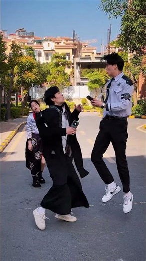 狱长差点被男的亲上了