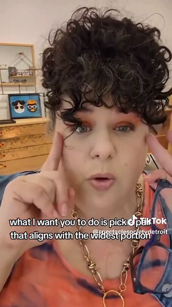 Avoid optical illusions with oversized glasses! 👓✨ Watch this tip to learn how to choose the perfect frames that complement your style without distorting your vision. And if you want more, visit our Youtube channel 📺 https://www.youtube.com/channel/UCHVYBetObMTk6v8M8370E1A #Tips #SpectacleSociety #OversizedGlasses #FashionEyewear #VisionCare