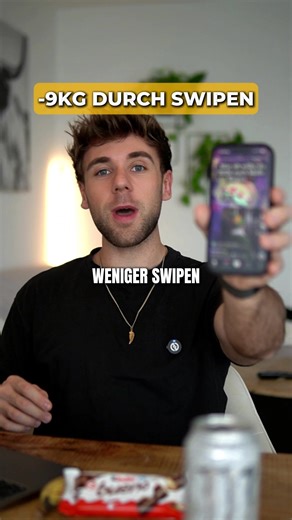 Dein Handy macht dich jedes Jahr 9 kg fetter! Und nein – ich sag das nicht von oben herab. Ich war selbst jahrelang Teil des Problems. 30 Minuten Scrollen hier, 30 Minuten „nur kurz chillen“ da – und plötzlich wundert man sich, warum nichts vorangeht. Tausch die 30 Minuten einfach gegen Bewegung: ein Spaziergang, Podcast rein, Kopf frei. = über 9 kg Fett pro Jahr, ganz ohne Diät. Kein Plan-Problem. Ein Gewohnheits-Problem. 👉 Follow für ehrlichen Realtalk ohne Bullshit