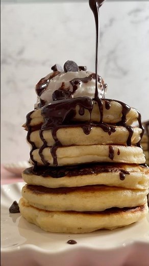 The BEST Chocolate Chip Pancakes #pancakes #chocolatechip #brunchideas #easybreakfastrecipe #pancake