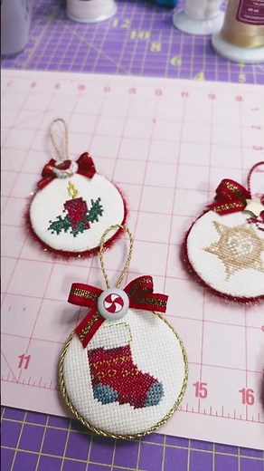 Transformando bordados del 2004-2005 (cojines) en ornamentos! Reliquias para próximas generaciones!