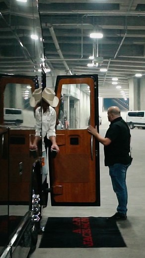 On the #LastCallWithAlan Tour, it's always 5 O' Clock Somewhere! Who's excited for the shows in Phoenix, AZ and Anaheim, CA this weekend? 🤠 🎥: Josh Gicker