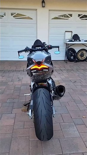 APRILIA TUONO V4 '21 AKRAPOVIČ Cold Start Sound🔥 #aprilia #tuonov4 #akrapovic #shorts #2025 #moto