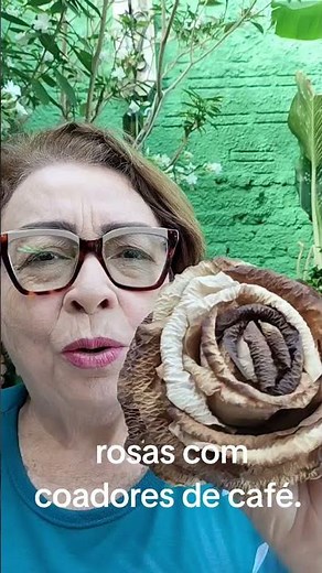 você mesma pode fazer rosas com coadores de café usados.