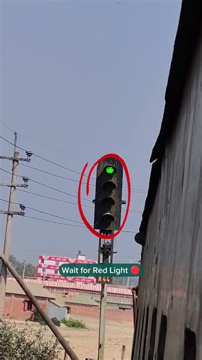 Watch the train respond to the railway signaling system. #signal #railway #system #trainsignal