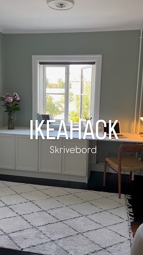 DIY skrivebord🛠️ Det her skrivebord byggede jeg i vores gamle hus! Planen er, at jeg også skal bygget et i det nye hus. Lige nu står kontoret tomt, så det er et af de næste projekter jeg skal i gang med🥳 Det er virkelig nemt! Det er bygget af Metod-elementer og MDF, og så har jeg selvfølgelig sat nogle lister på lågerne🫶🏼 Gen opslaget til inspiration eller find min guide under highlights✔️ #diyskrivebord #ikeahack #metodhack #gørdetselv #bygselv #diyguide #boliginspiration #boligindretning |