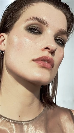 11K views · 91 reactions | Swipe and smudge to create a lived-in ’90s eye look with our NEW Long-Wear Cream Shadow & Kohl Liner. It’s that easy. Shop Polished Grunge, created by Global Artistic Director @hannah_murray1, at bobbibrown.com. #BobbiBrown #PolishedGrunge #Your90sGrunge #90sBeauty #90sMakeup #90sMakeupLook #GrungeMakeup #90sGrungeMakeup #90s | Bobbi Brown Cosmetics | Facebook