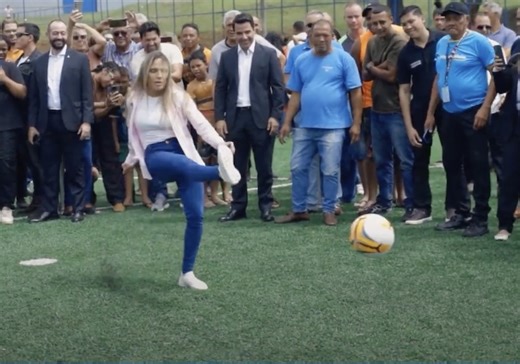 Celina entrega campo em Sobradinho e ainda deu o pontapé inaugural - Diário do Poder
