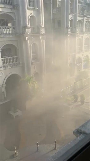 BREAKING: Fire at Galeria Victoria, Balanga City (October 28, 2025) Thick smoke spotted rising from inside Galeria Victoria this afternoon. Firefighters and mall personnel are already responding to the scene. Please avoid the area to give way to emergency responders. 🙏 We’ll update once more details are confirmed. Courtesy of Ysylle UPDATE as of 5:05 PM Ang usok na nakita ng publiko sa Galeria Victoria ay nagmula lamang sa Mang Inasal branch sa loob ng mall, matapos magkaroon ng aberya sa exhau