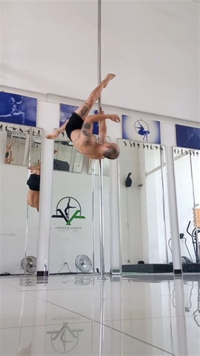 Miércoles de poletrick 🔥 . . . . . . #pole #polesport #acrobatic #poledancer #poledancenation #fit #polelove #strong | Daniel González