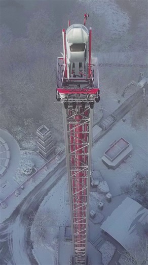 Space Shot boven een wit Walibi! 🚀❄️ #walibiholland #winter #sneeuw #pretpark #spaceshot | Walibi Holland