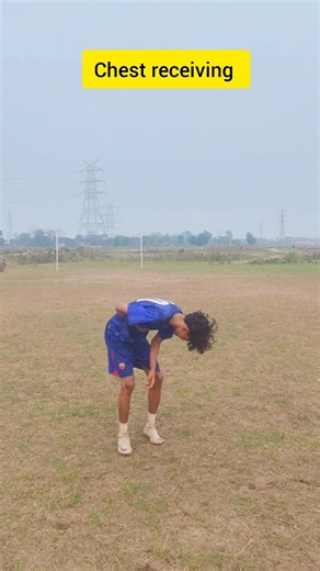 chest receiving technique in ⚽#shots #football #chest #receive #soccer @abeshsports