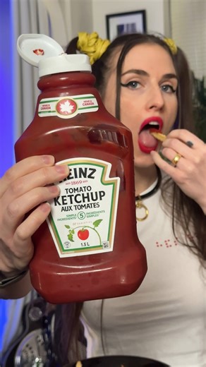 Heinz has been lying to you since 1869. This tomato is botanically impossible. This is not how tomatoes grow. 🍅 Look closely at that label. The tomato is hanging down like an apple. Real tomatoes don't grow like that. They grow upward from the stem. Someone at Heinz has never seen a garden. #heinz #ketchup #tomato #foodfacts #didyouknow #themoreyouknow #mindblown #conspiracy #fakefood #gardeningtiktok #botanyfacts #foodlies #viral #fyp #foryou | The Piper Blush Experiment