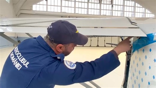 REPORTAJ Brăila: La 16 ani, singur la manșă - cum se formează viitorii piloți la Aeroclubul Teritorial Ianca (GALERIE FOTO/VIDEO) https://agerpres.ro/social/2026/02/14/reportaj-braila-la-16-ani-singur-la-mansa---cum-se-formeaza-viitorii-piloti-la-aeroclubul-teritorial--1528074 Foto/video: (c) Ecaterina Ignat/AGERPRES Urmăreşte ştirile AGERPRES şi pe WhatsApp > https://tinyurl.com/3rb6ttb9 | AGERPRES