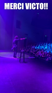 En fin de semaine, j'étais à Victo, dans une salle pleine à ras bord, de monde en feu!! 🔥 J'me sentais flotter su'l stage tellement que j'avais du fun!! 🤩 T'étais là? Dis-moi comment t'as trouvé ça! Prochaine étape: L'ABITIBI BABY!! 🤘 . • 28 avril - ROUYN • 29 avril - VAL D'OR • 30 avril - LA SARRE . J'passe partout au Qc. • Prends tes 🎟️ maintenant, et on s'voit à mon show! 🎉🎉 | Mathieu Cyr