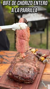 Bife de Chorizo entero a la parrilla Que mejor plan para un sábado que prender un fueguito en nuestra nueva parrilla Fogueta y mandar este hermoso bife de chorizo entero. Y como estamos sobrados de espacio en esta parra, ,le sumamos unas brochetas con vegetales para acompañar. Un lujaso amigos! | Locos X el Asado