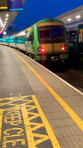 Southern class 171 departing London Bridge for uckfield
