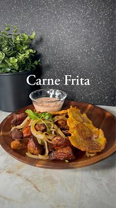 Carne Frita con Tostones y una Pepsi bien friita 🔥 - Receta Ingredientes: 1.5 lb de masitas de cerdo 1 cdta sal 1/2 cdta pimienta 1 cdta adobo 1/2 cdta comino seco 1/2 cdta oregano seco 1/2 cdta cebolla en polvo 1/2 sobre de sazón con color 1 cda de ajo molido 2 cda de sofrito 1 cda de aceite de achiote 4 ramitas de cilantro picadito 3 tazas de manteca de cerdo 1/2 cebolla amarilla 1/2 limón (jugo) - 2 plátanos verdes 2 tazas de agua 1 cdta sal 1/4 cdta pimienta Aceite de freír - Procedimiento: