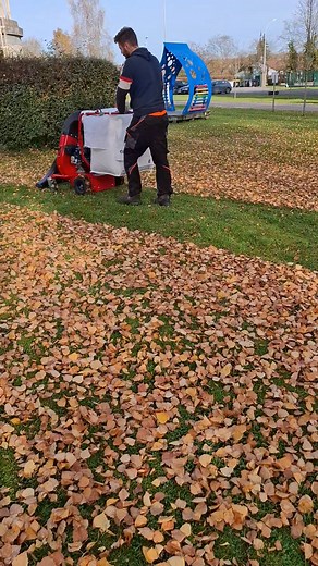 19K views · 51 reactions | Essai d'une machine pour le ramassage des feuilles. Plutôt très concluant | Castel Motoculture | Facebook