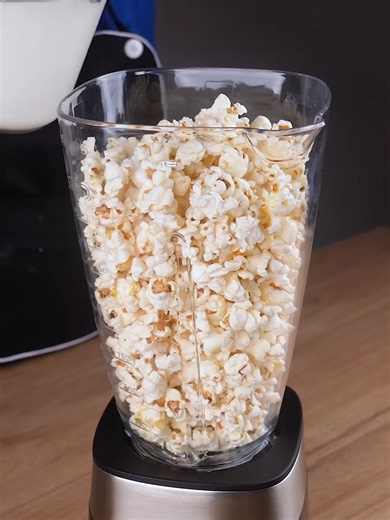 Tu as déjà imaginé transformer du simple popcorn en un dessert glacé ultra crémeux ? 😍 Dans cette recette surprenante, je te montre comment mixer du popcorn avec du lait pour obtenir une base incroyable, douce et gourmande. Le résultat est vraiment bluffant ! Une glace maison originale, servie dans une coque croustillante faite au gaufrier… impossible de ne pas aimer 🤤 Teste la recette et dis-moi en commentaire la ville d’où tu regardes la vidéo ❤️ Partage avec un ami qui adore les desserts fa