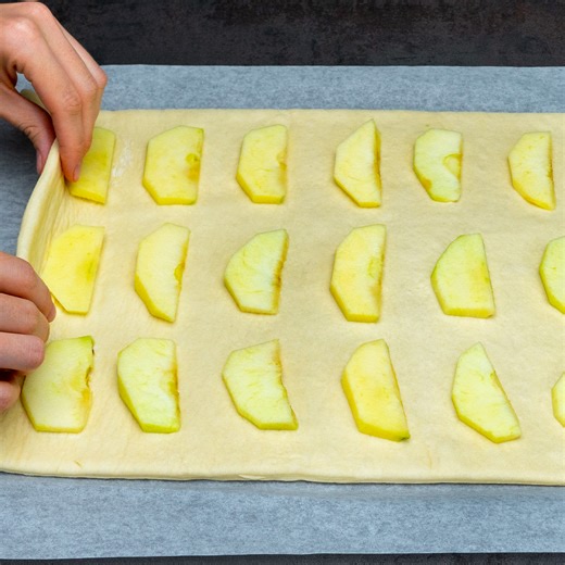 Si vous avez de la pâte feuilletée et des pommes, cuisinez ce dessert dès aujourd'hui ! Ingredientes: pâte feuilletée: 500 g pommes: 2 pc sucre: 20 g cannelle: 10 g lait: 400 ml chocolat noir: 200 g sucre: 20 g cacao: 20 g amidon: 10 g | Savoureux.tv