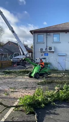 Feeding the chipper the easy way 🌳🪵 #treework#treeremoval#crane#avantloader#woodchip#allaspecttreecare#stihl#banditequipment#asmr#asmrsounds#fyp#trending