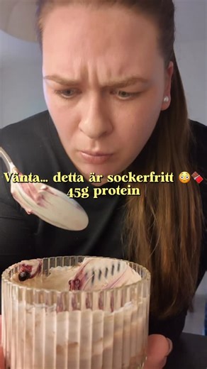 MADDE JOHNSSON on Instagram: "🍫 Proteinrik chokladfrukost 💪🏽 Sockerfri, krämig & klar på 2 minuter!! Recept: 🥣 2 dl @lindahlssverige kvarg naturell 💪 1 skopa vassleprotein jag kör @tyngre (kladdkaka, eller tar du någon annan smak) 🥜 1,5 tsk jordnötssmör 99,5 % 🍫 1 tsk kakao 🍓 Lite bär på toppen Gör så här: Blanda allt tills krämigt, toppa med bär & njut 🤎 ≈ 285 kcal • 45 g protein 👉🏼Spara receptet & testa! #proteinfrukost #sockerfritt #mellanmål #frukost"