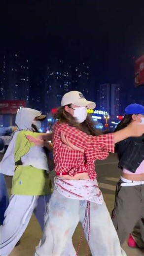 Open the door. It s us#Revenge Shake#Spot dance#First-person perspective#Douyin Trendy Dan