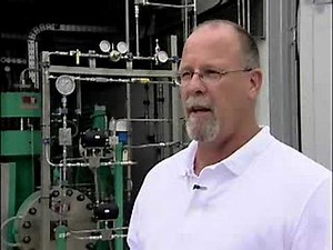 How does an electrolyzer work?