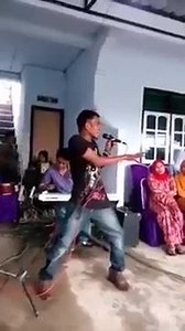 Parang si Axl Rose ng Guns n' Roses November Rain cover by Street Performer | Filipino Kantahan