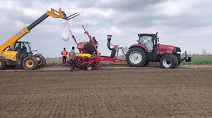 13K views · 383 reactions | Și începem primăvara cu o operațiune de calibru superior: semănarea cu precizie a porumbului, în regim de mare viteză, cu ajutorul ansamblului tehnic Case IH Puma 220 & Väderstad Tempo F de 8 rânduri. _____ Video credit: Rafael Ban | Titan Machinery România | Facebook