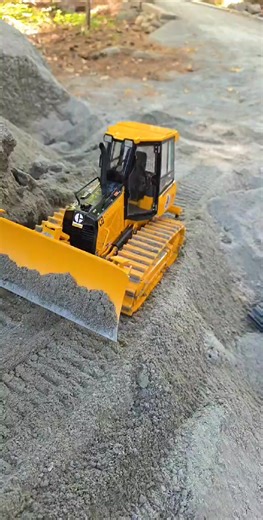 Haixing Lao on Instagram: "Check out the climbing ability of this 1/12 D3 bulldozer, it never fails to surprise me! #RC #hydraulic #rcmodel #dozer #bulldozer #Toucanhobby #dumper #loader #rctruck #tipper #digger #excavator #roller #rcworld"