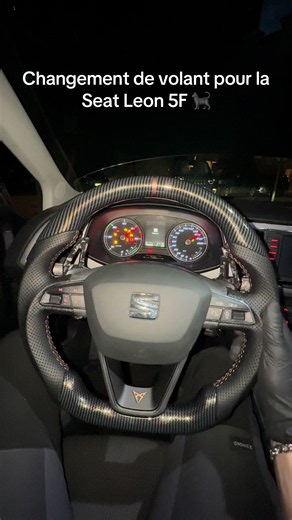 Le début des modifications sur la Leon 5F, je change le volant par un volant carbone avec finitions couleur bronze Cupra, l’ancien commençait à être vraiment usé par les anciens propriétaires et je veux la rendre le plus propre possible 🩶 prochaine modification on fait quoi ? 🫣 #seat #leon #5f #leon5f #seatleon