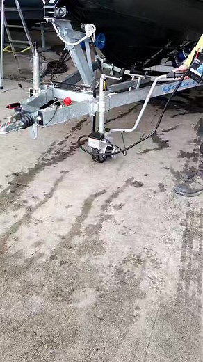 Installation d'une roue jockey motorisée sur la remorque d'un client 🪛 Cette roue jockey électrique à la fois compacte et portable, est conçue pour faciliter les manoeuvres dans des espaces confinés comme : les cours, les garages et les allées disposant d'une faible pente (5° maxi). ➡️ Capacité de charge: 2270kg ➡️ Pneumatique: 19cm ➡️ Matériau en alliage aluminium ➡️ Fonctionne sur batterie ➡️ Frein automatique La poignée de direction est équipée des fonctions marche AV et AR. Une bonne altern