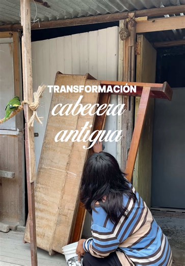 DIY – Headboard Makeover | Transformación de cabecera de cama antigua… 🛏️🎐 Transformación de una cabecera de cama antigua en un mueble decorativo. 🏵️ Rescaté esta cabecera de madera que estuvo abandonada en casa y la reinterpreté como parte de la decoración de mi cuarto. #cabeceradecama #headboard #mueblesdemadera #muebles #DYI