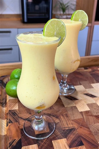 Limonada Alemã Cremosa com Manga | Bebida Gelada e Refrescante Essa limonada alemã cremosa com manga é refrescante, diferente e perfeita para os dias de calor. Uma bebida fácil, geladinha e com equilíbrio perfeito entre o azedinho do limão e o doce da manga. Ingredientes: • 4 limões • 500 ml de água gelada • 2 mangas tommy • 1 caixa de leite condensado • Gelo a gosto Bebida cremosa, prática e com cara de verão. Salva esse vídeo e faz aí! 🥤🍋🥭 @Mercado Livre Id taça coquetel no Mercado Livre: 4