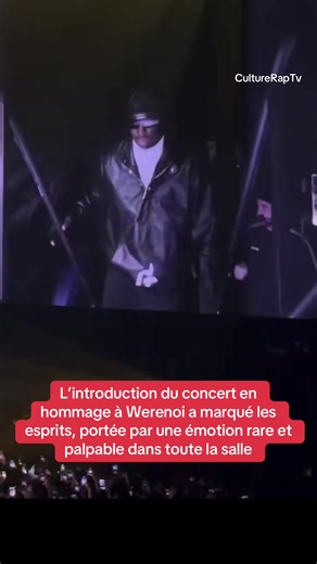 Hier soir se tenait le concert hommage à Werenoi. Une introduction chargée d’émotion, suivie d’une foule reprenant en chœur ses morceaux… Déjà presqu’un an que l’artiste nous a quittés, laissant une empreinte indélébile sur le rap français… 🤲❤️