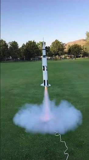 “Estes Saturn V Launch 🚀 | Iconic Apollo Rocket Takes Flight Again! #Shorts #ModelRocket”