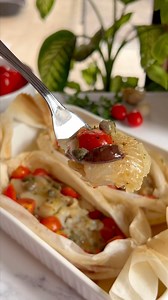 Filetto di merluzzo al forno al cartoccio Se i vostri figli non amano il pesce, fateli provare questa ricetta che sono sicura che potrà piacere anche a loro. Un piatto sano, gustoso e veloce che potrete servire in barchette di carta forno. Potete fare questa ricetta con i filetti o con i pesci interi squamati in quest’ultimo caso prolungate i tempi di cottura in base alle dimensioni dei pesci. Ingredienti 📝 350 g filetti di merluzzo (o altro pesce) 10 pomodorini 10 capperi q.b. prezzemolo q.b. 