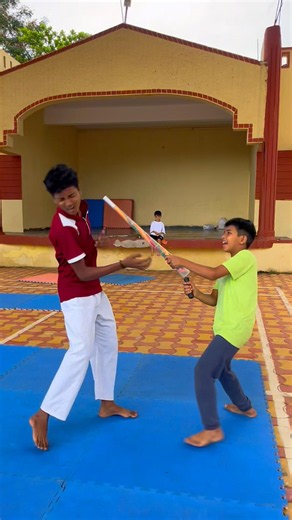 How to Turn an Everyday Umbrella into a Self-Defense Weapon! 🥋🛡️
