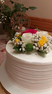 Torte sa svežim cvećem Pored dekoracija sa svežim voćem, radujem se i svakoj novoj torti sa dekoracijom od svežeg cveće. Svaki cvet tj. drška cveta, obložena je prozirnom folijom, jer se torta ipak jede. Vrlo su tražene torte i sa suvim cvećem, ali ga je kod nas vrlo teško naći, a po cvećarama su mi gospođe koje prodaju rekle, da po nekim verovanjima, suvo cveće se ne stavlja na torte 🤷‍♀️ Da li je to tačno, zaista, ne znam, ali kako god, kod nas ga je svakako teško nabaviti. Nisam odelala, da 